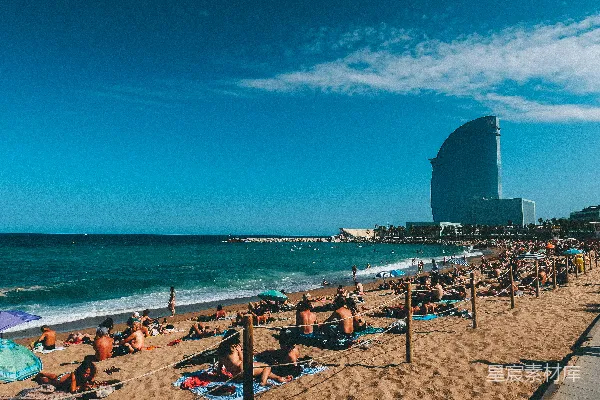 高清摄影 海滩上的人们在白天