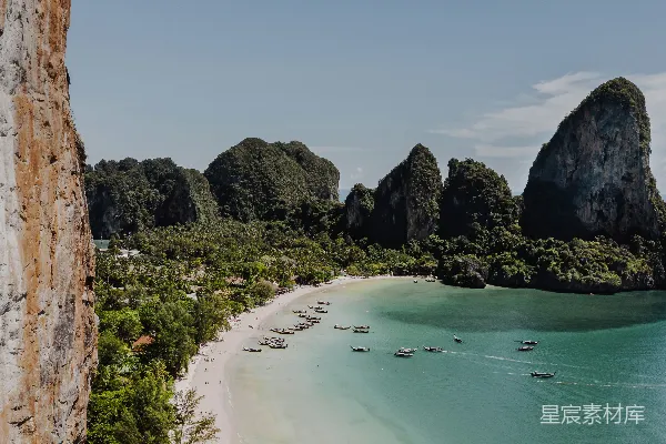 高清摄影 岛上的小船