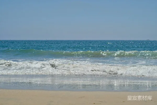 高清摄影 海滩上行走的人带着冲浪板