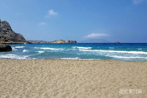 高清摄影 白天海边波光粼粼的蓝色海水