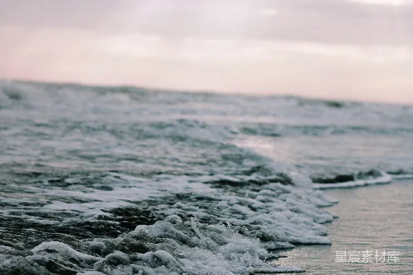 高清摄影 海边白天海浪拍击海岸的景象