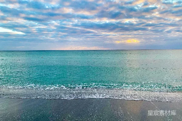 高清摄影 海浪在白天拍打海岸