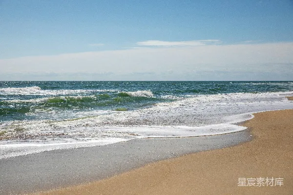高清摄影 海浪在白天拍打海岸