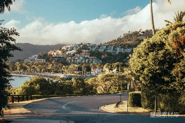 高清摄影 灰色的道路延伸在蓝天之下
