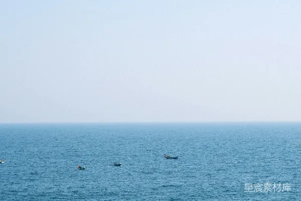 高清摄影 一群船只漂浮在一大片水域上
