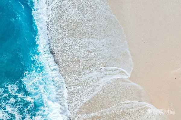高清摄影 热带海滩的俯瞰图，碧蓝的海浪拍打着金色沙滩。