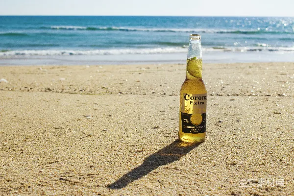 高清摄影 日间沙滩上 Corona Extra 啤酒瓶的景象