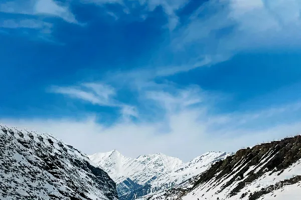 背景有山的雪景