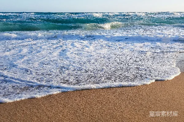 高清摄影 白天海浪拍打在岸边