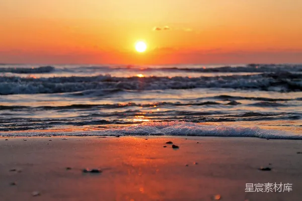 高清摄影 海边的太阳正在 Setting 落下到大海之上。