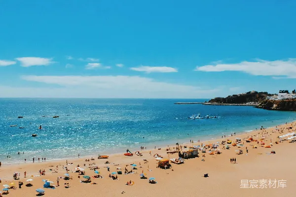 高清摄影 海边的人在白天。