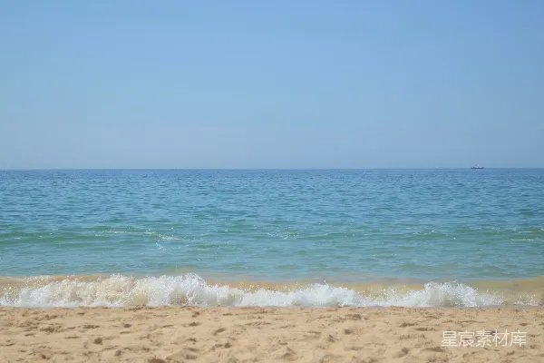 高清摄影 白天海浪拍打在岸边
