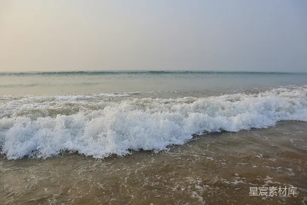 高清摄影 一大片水面有波浪涌向岸边