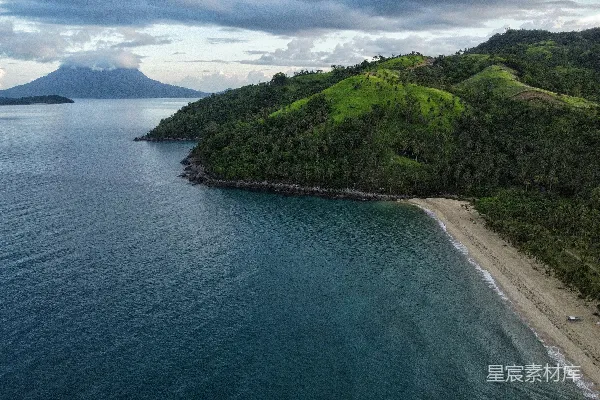 高清摄影 背景中有山的海滩俯视图