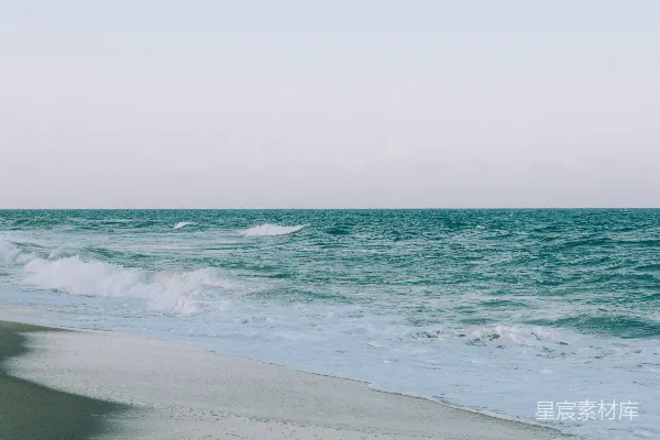 高清摄影 一个有海浪冲上海岸的海滩