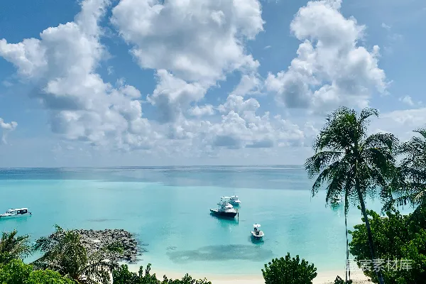 高清摄影 一队船只漂浮在水体上