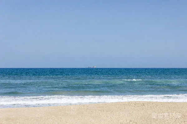 高清摄影 平静的海面上有一艘遥远的船只。