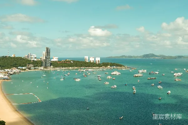 高清摄影 白天的空中俯瞰下，海上船只靠近城市建筑附近