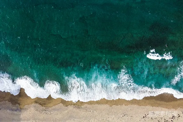 高清摄影 白天的海浪在岸边的 aerial 视角