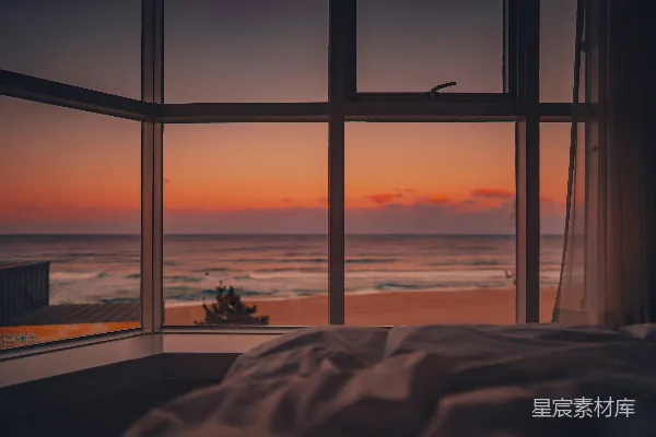 高清摄影 傍晚夕阳下坐在窗边椅子上的身影