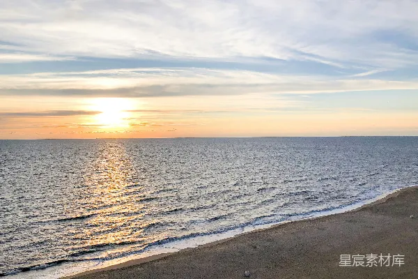 高清摄影 海浪在夕阳下拍击岸边