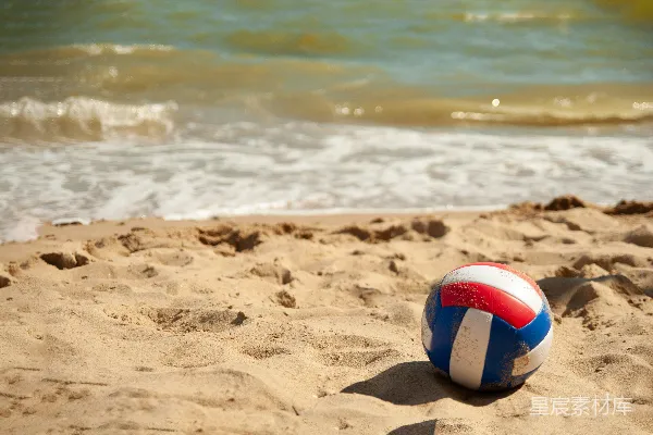 高清摄影 白天在海滩上进行的白、红和蓝配色沙滩排球比赛。