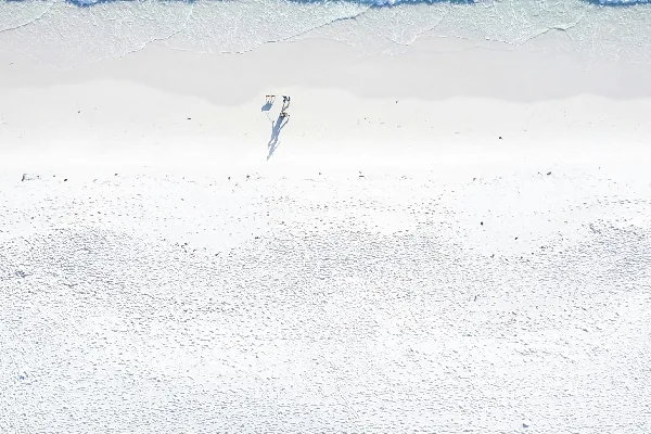 高清摄影 海滩上两人在白天