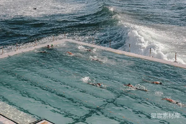 高清摄影 白天人们在海滩游泳