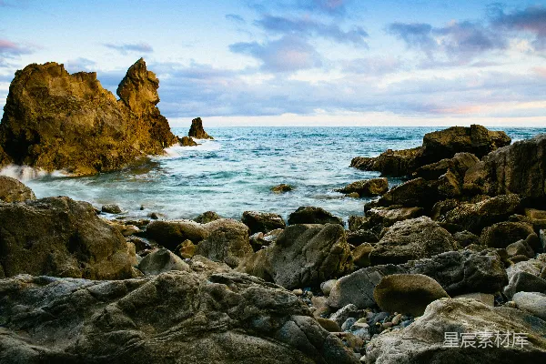 高清摄影 海边白天的岩石形成景观