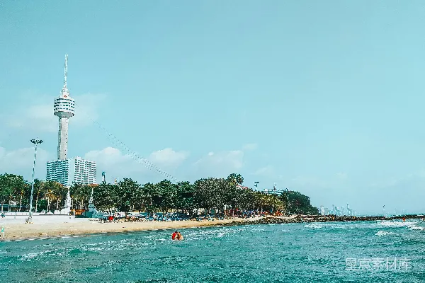 高清摄影 一个男子骑在水面的冲浪板上