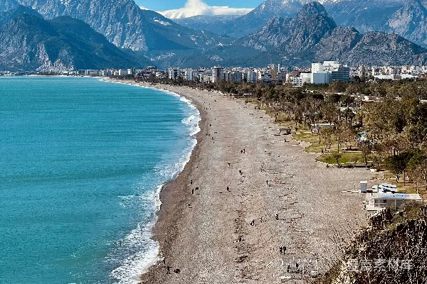 高清摄影 背景中有山的海滩景色