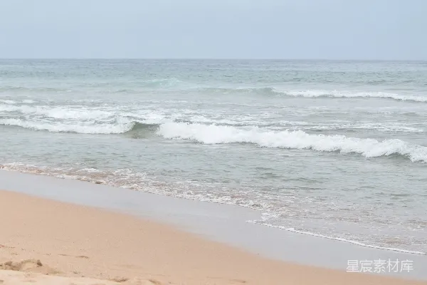 高清摄影 海边行走的人拿着冲浪板
