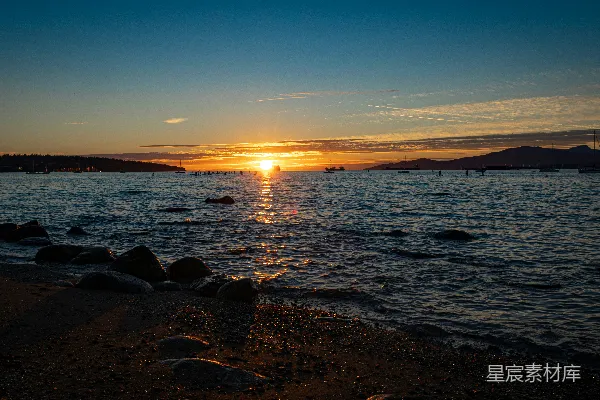高清摄影 一块岩石和水的海滩