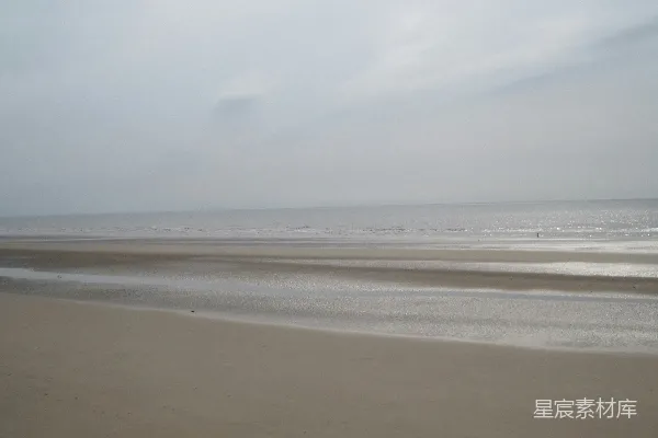 高清摄影 海边一个人在沙滩上行走