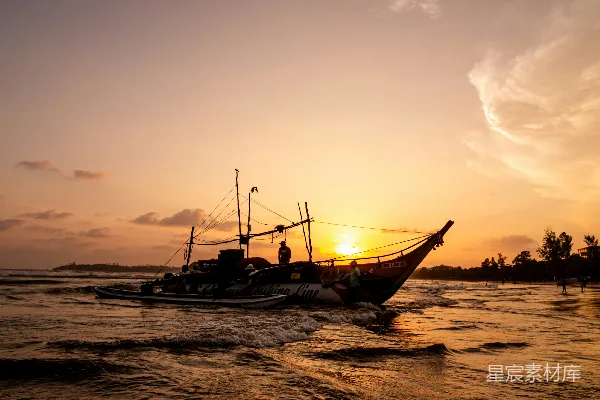 高清摄影 夕阳下的海边渔船