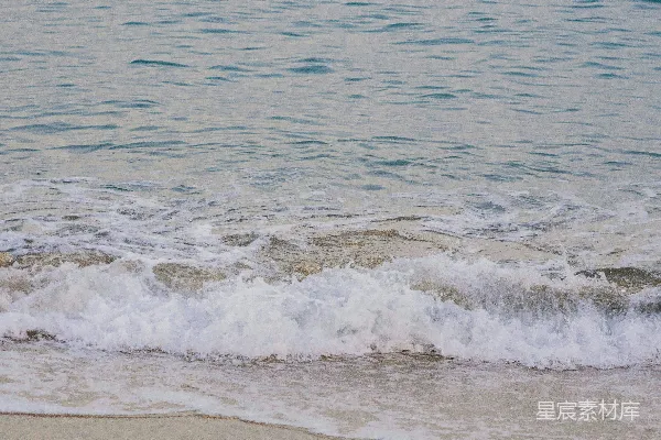 高清摄影 白天海浪拍打在岸边