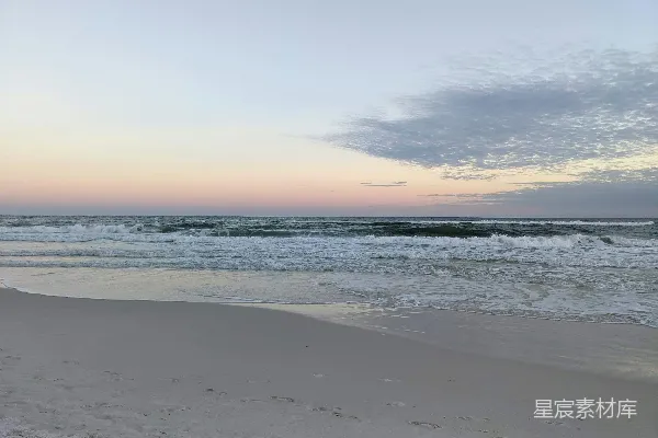 高清摄影 有波浪的海滩和阴云密布的天空