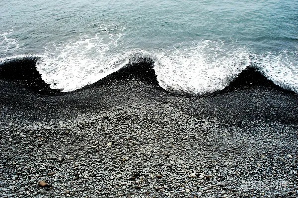 高清摄影 海浪拥抱着黑色的沙滩吻 Sands of a black beach are embraced by ocean waves