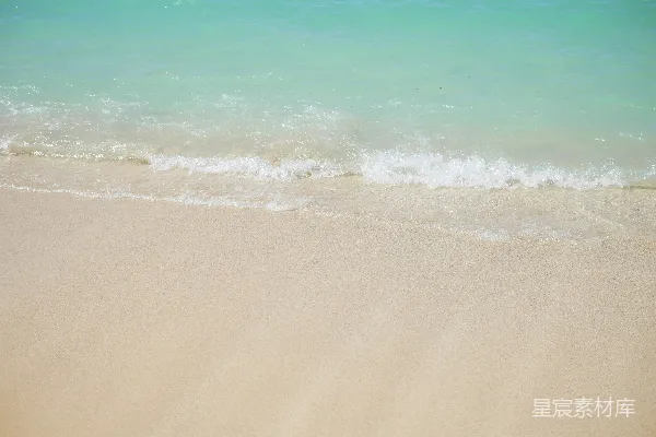 高清摄影 海浪在白天拍打海岸
