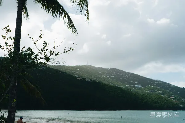 高清摄影 海滩上的人在白天。