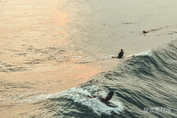 高清摄影 人在黄金时段在水面冲浪者