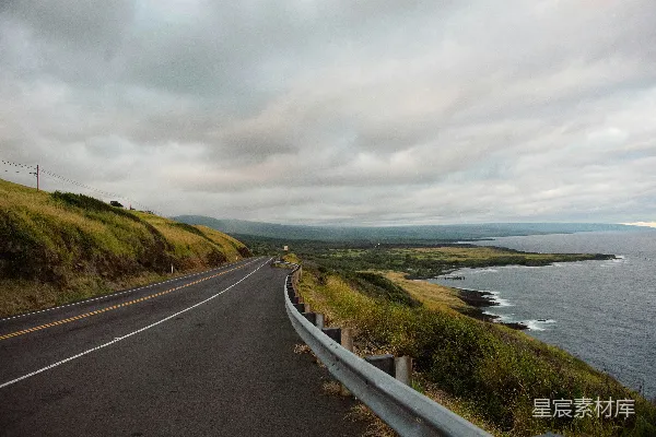 高清摄影 沿海道路蜿蜒行驶，天空下着阴云。