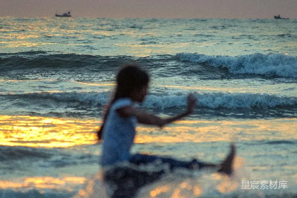 高清摄影 夕阳下女子奔跑进海洋