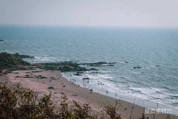 高清摄影 从山顶看去的海滩和海洋的一幅画面