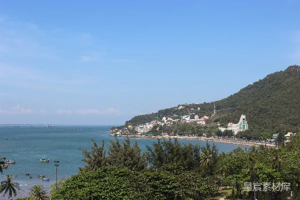 高清摄影 海边的一处风景，有船只在水中。