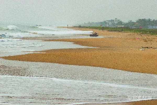高清摄影 一片沙子覆盖的海滩，海浪拍打着它。