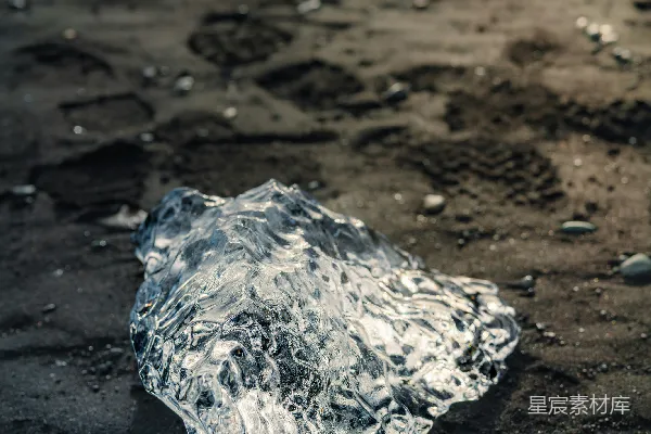 高清摄影 地面上一块石头，上面有水流出。