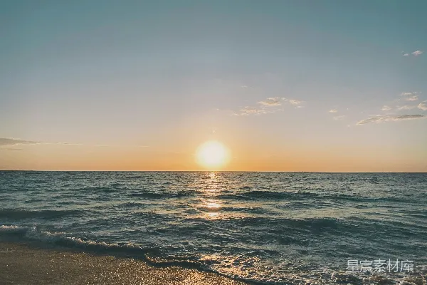 高清摄影 海浪在日落时分拍打海岸