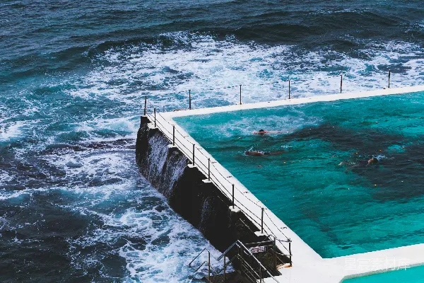 高清摄影 海滩游泳池的空中俯视图