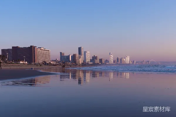 高清摄影 背景中有城市的海滩